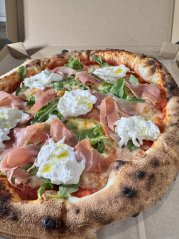 8. BURRATA E CRUDO / drvené paradajky, mozzarella fior di latte, prosciutto crudo (sušená šunka), burrata (syr), rukola, extra virgin olivový olej