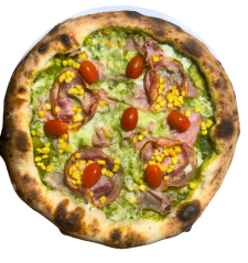 6.VERDENA / bazalkovo špenátový základ, mozzarella fior di latte, tal.šunka cotto, pancetta magretta (rolovaná slanina), kukurica, cherry rajčiny