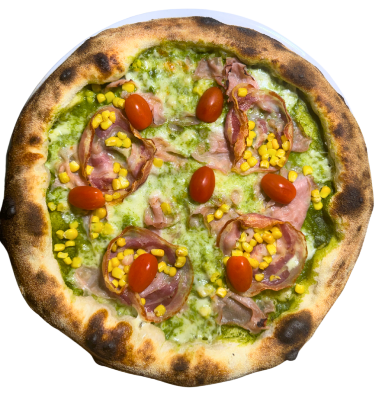 6.VERDENA / bazalkovo špenátový základ, mozzarella fior di latte, tal.šunka cotto, pancetta magretta (rolovaná slanina), kukurica, cherry rajčiny