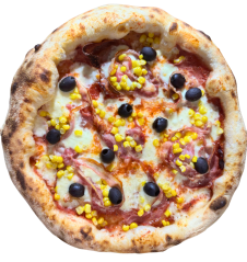 20. NAPOLI E PANCETTA / pomodoro, mozzarella fior di latte, saláma napoli, pancetta magretta (rolovaná slanina), kukurica, olivy